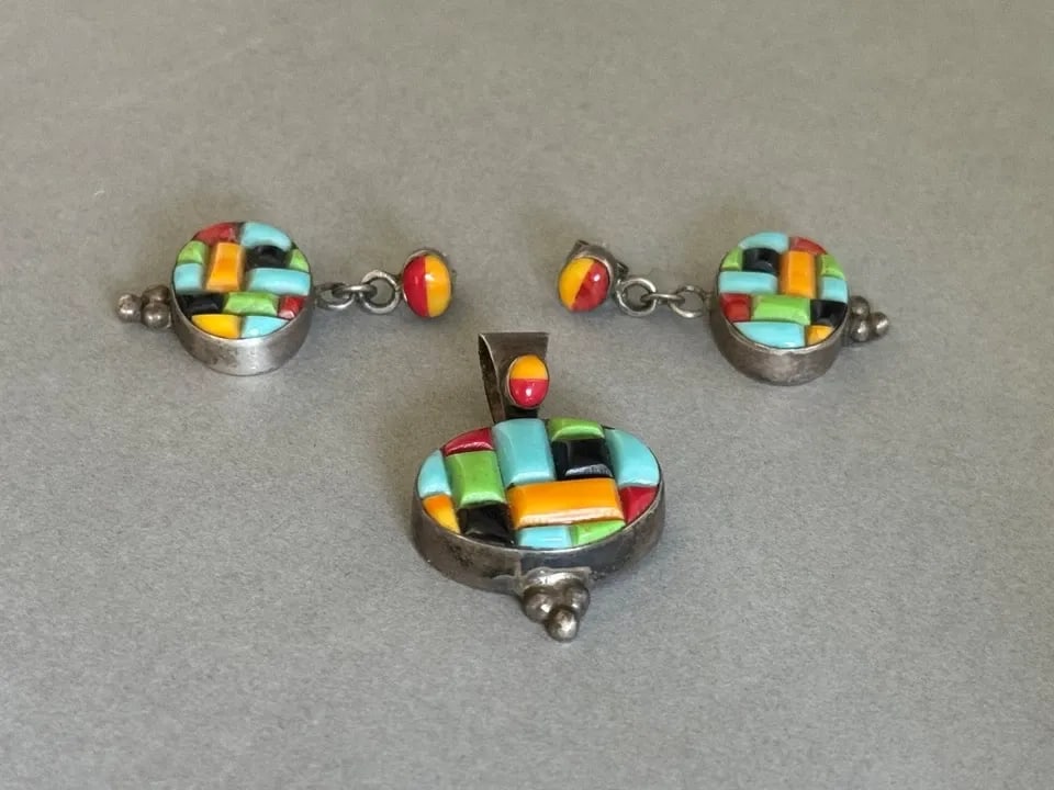 VINTAGE NAVAJO STERLING SILVER INLAID MOSAIC STONES SET OF PENDANT AND EARRINGS (1 of 2)