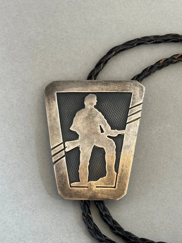 VINTAGE NAVAJO STERLING SILVER HUNTER BOLO TIE (1 of 2)