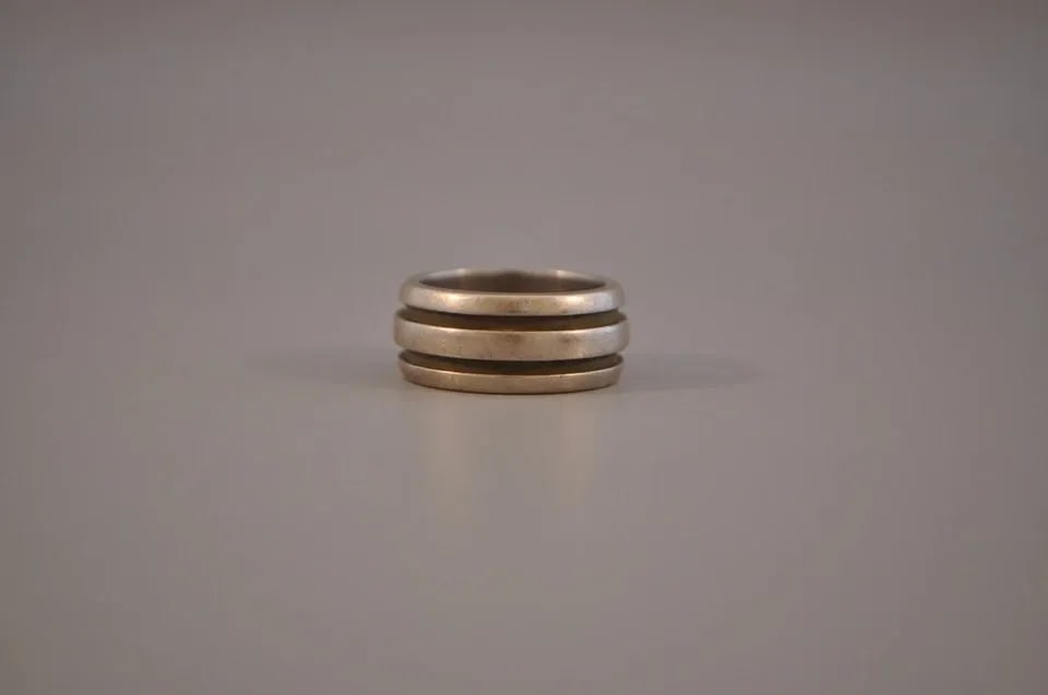 VINTAGE TIFFANY AND CO. 1995 STERLING SILVER RING SIZE 7 (1 of 2)