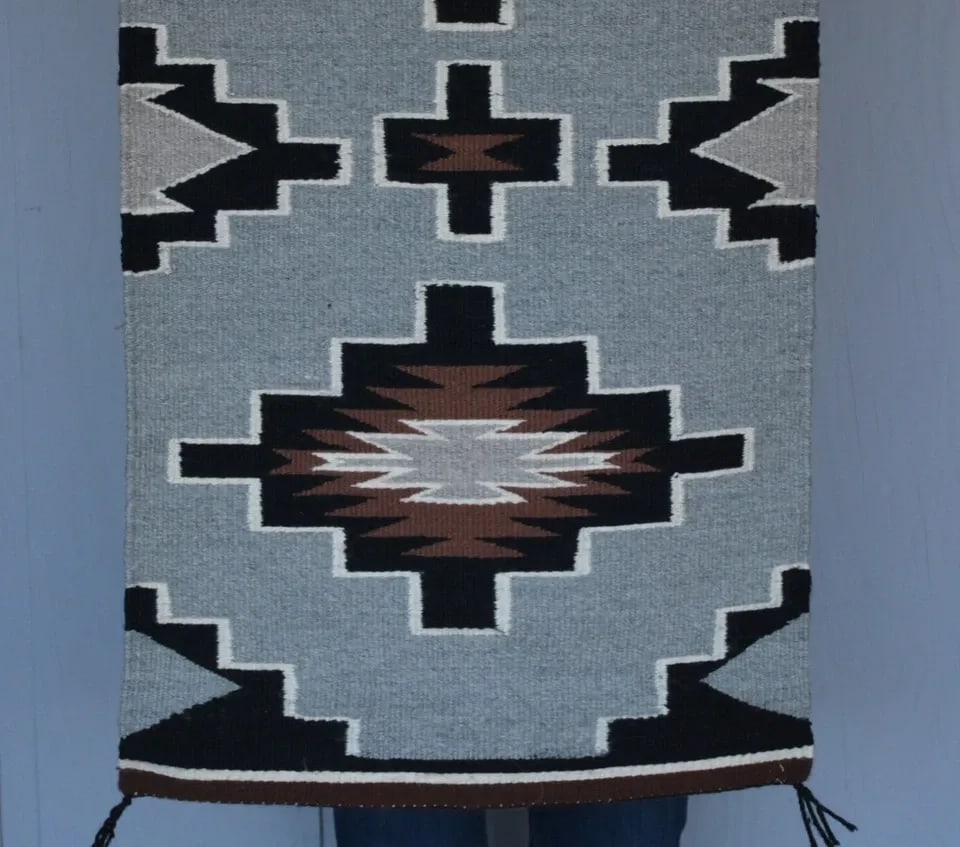 VTG NAVAJO RUG - GRAY BROWN WHITE BLACK - STEPPED DIAMOND CROSS DESIGN - 41 X 21: VTG NAVAJO RUG - GRAY BROWN WHITE BLACK - STEPPED DIAMOND CROSS DESIGN - 41 X 21 This vintage Navajo rug has been nicely woven with a stepped diamond cross design. It has an attractive combination of 