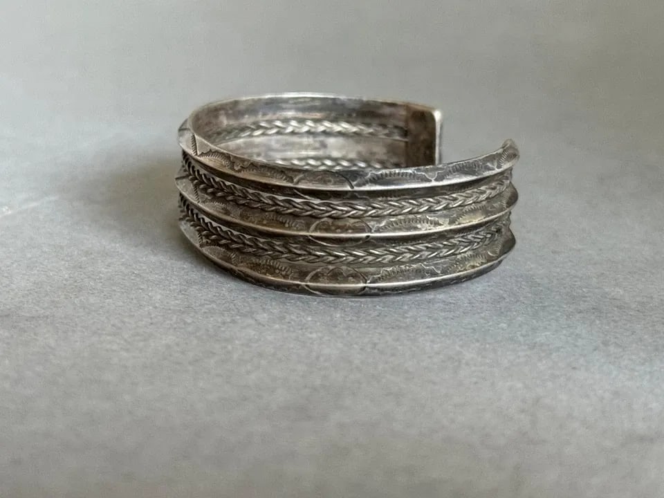 OLD PAWN NAVAJO STERLING SILVER BRACELET 3/4 " WIDE: OLD PAWN NAVAJO STERLING SILVER BRACELET 3/4 " WIDE Old Pawn Navajo Sterling Silver Bracelet 3/4" wide ..5 1/8" Inside With a 1 1/4" Opening.. 31 Grams ..