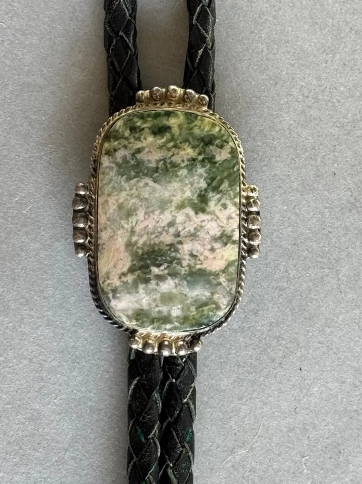 VINTAGE NAVAJO STERLING SILVER AND GREEN JADE BOLO TIE (1 of 2)