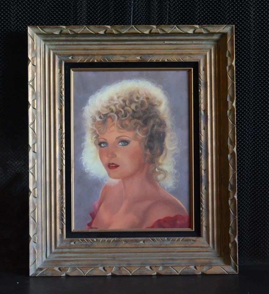 SARITA HUBER - OIL PAINTING PORTRAIT OF YOUNG WOMAN - FRAMED - N. DAKOTA ARTIST: SARITA HUBER - OIL PAINTING PORTRAIT OF YOUNG WOMAN - FRAMED - N. DAKOTA ARTIST This vintage oil painting portrait of a young woman was done by North Dakota artist Sarita Huber. It is oil on canvas an