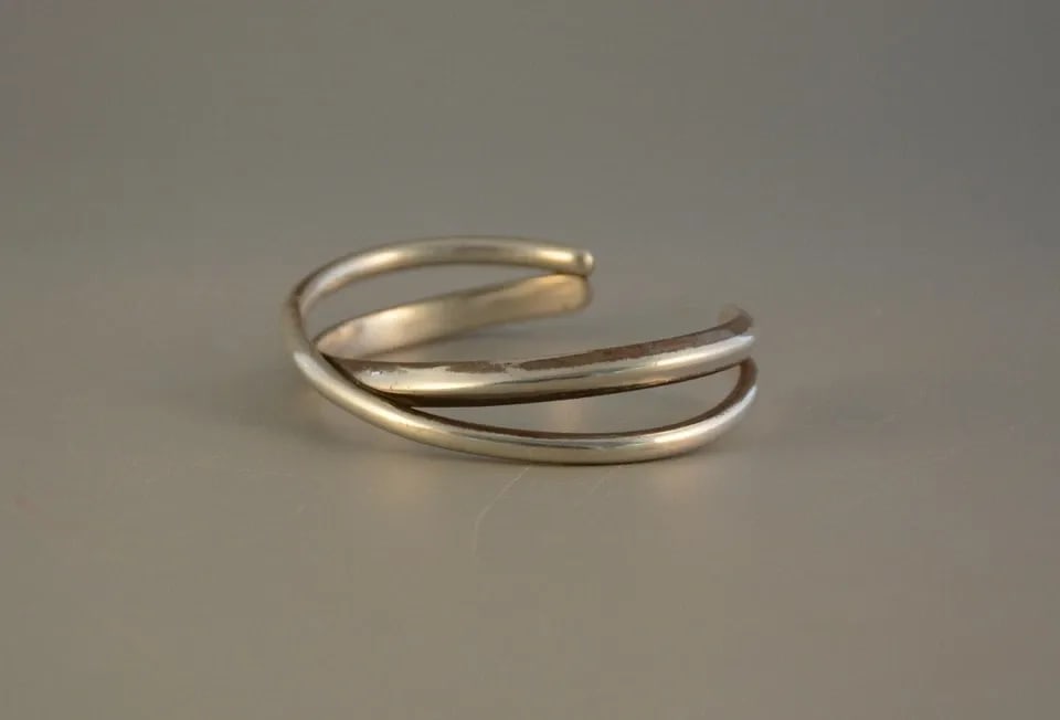 VINTAGE SOUTHWEST SILVER BRACELET CROSSED BANDS - EXCELLENT WORKMANSHIP! 7 1/4": VINTAGE SOUTHWEST SILVER BRACELET CROSSED BANDS - EXCELLENT WORKMANSHIP! 7 1/4" Item Description: This vintage sterling silver bracelet has been beautifully and finely crafted. The simple minimalist d
