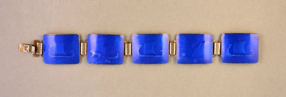 THUNE - NORWAY - STERLING SILVER LINK BRACELET - COBALT BLUE ENAMEL VIKING SHIPS: THUNE - NORWAY - STERLING SILVER LINK BRACELET - COBALT BLUE ENAMEL VIKING SHIPS Item Description: Viking ships emerge like a mirage from brilliant blue enamel in this marvelous bracelet by Thune of N
