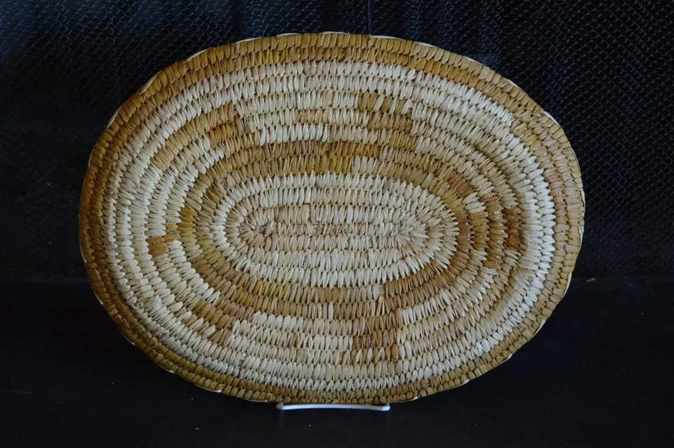 LARGE VINTAGE PAPAGO TOHONO O'ODHAM BASKET PLAQUE TRAY - PICTORIAL TURTLE - 16": LARGE VINTAGE PAPAGO TOHONO O'ODHAM BASKET PLAQUE TRAY - PICTORIAL TURTLE - 16" This vintage Tohono O'odham (Papago) plaque basket measures 16" x 12 1/4" x 1". It shows a large turtle at the center. T