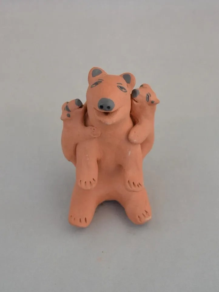 CAROL VIGIL - VINTAGE JEMEZ STORYTELLER POT POTTERY - RARE MOTHER BEAR CUBS: CAROL VIGIL - VINTAGE JEMEZ STORYTELLER POT POTTERY - RARE MOTHER BEAR CUBS This delightful storyteller was crafted by Jemez potter Carol Vigil. It shows two bear cubs clinging to their mama. It stand