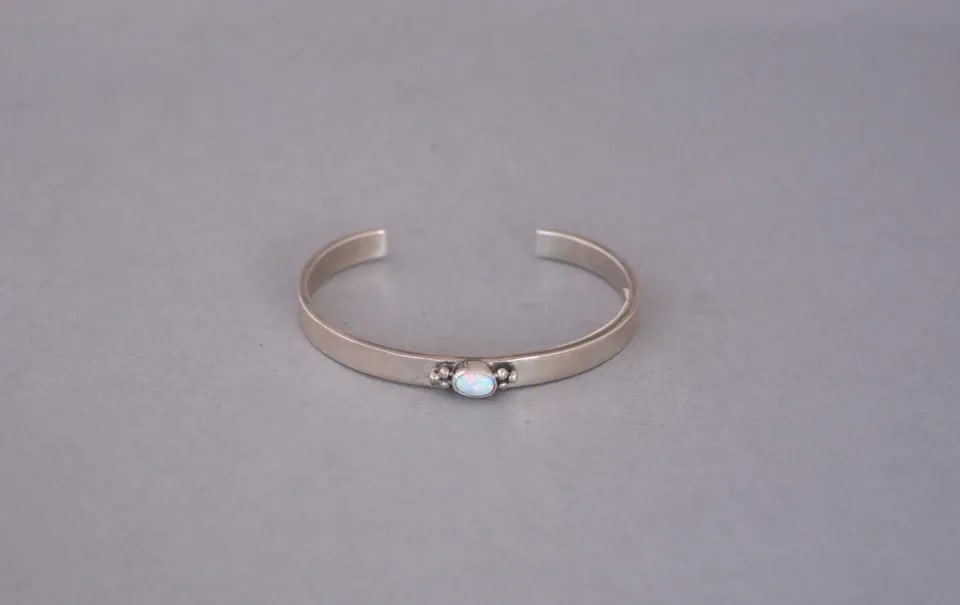 ROBERT LIVINGSTON - STERLING SILVER BRACELET OPAL STONE RAINDROP BEADS - 6 5/8": ROBERT LIVINGSTON - STERLING SILVER BRACELET OPAL STONE RAINDROP BEADS - 6 5/8" This bracelet came out of the inventory of a trading post that closed in Sedona, Arizona. It still has the original tags