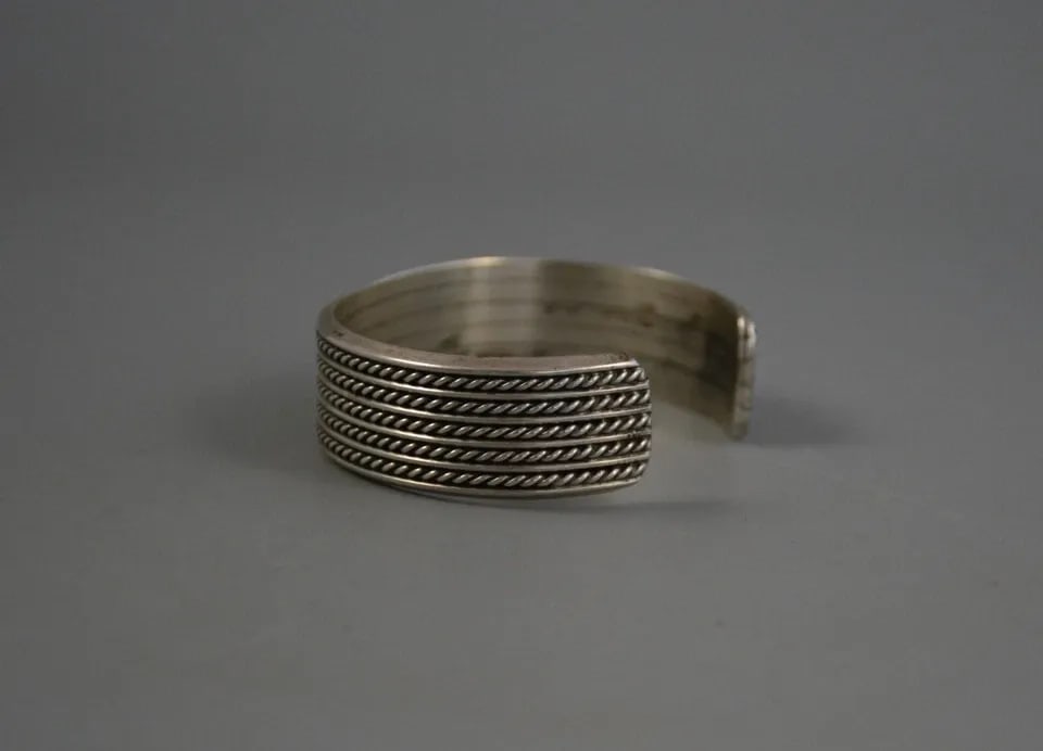 OLD PAWN NAVAJO INDIAN STERLING SILVER CUFF BRACELET 3/4" WIDE - 6 3/8": OLD PAWN NAVAJO INDIAN STERLING SILVER CUFF BRACELET 3/4" WIDE - 6 3/8" Item Description: This classic vintage Navajo bracelet has been beautifully crafted. It has 6 bands of sterling silver set with 