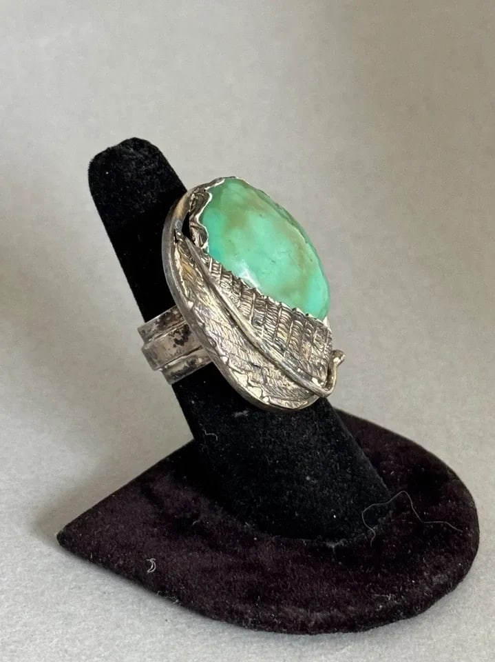 VINTAGE NAVAJO STERLING SILVER FEATHER WITH TURQUOISE RING SIZE 6 3/4: VINTAGE NAVAJO STERLING SILVER FEATHER WITH TURQUOISE RING SIZE 6 3/4 Vintage Navajo Hand Made Sterling Silver Feather with Turquoise Ring Size 6 3/4 .. 1 3/8 " tall ..20 Grams