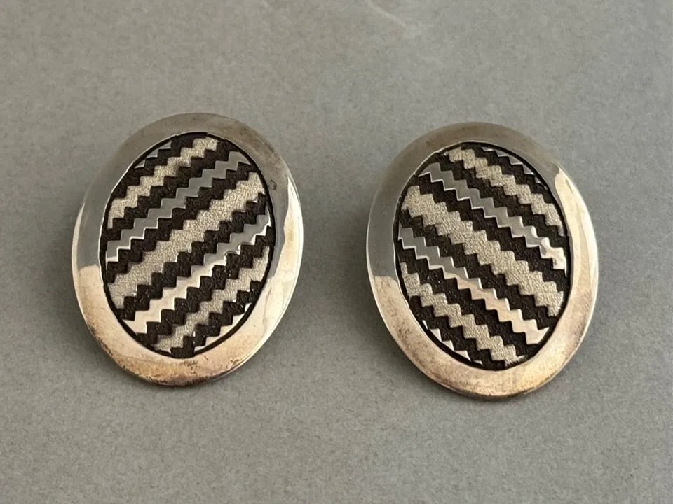 VINTAGE NAVAJO STERLING SILVER SIGNED EARRINGS TOMMY JACKSON ? (1 of 2)