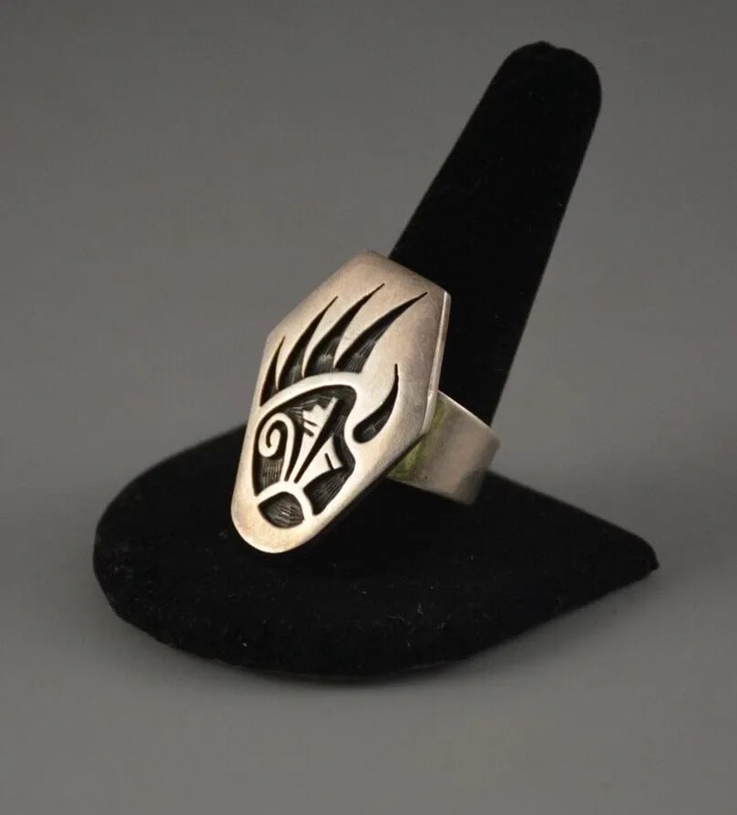 LARGE VTG HOPI STERLING SILVER RING BEAR PAW PRAYER FEATHERS - SIGNED - SZ 13.5 (1 of 2)