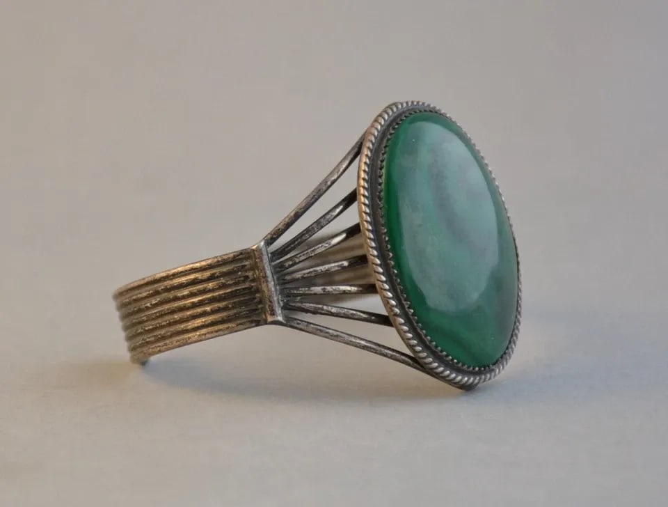 BENJAMIN PIASO - OLD PAWN NAVAJO SILVER CUFF BRACELET - LG 1.5" MALACHITE STONE: BENJAMIN PIASO - OLD PAWN NAVAJO SILVER CUFF BRACELET - LG 1.5" MALACHITE STONE This vintage Navajo sterling silver bracelet has been set with a large 1.5" tall Malachite stone. The front of the brace