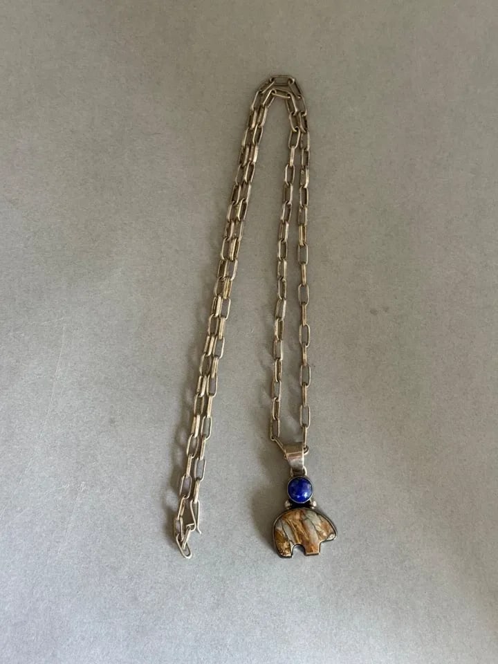 VINTAGE NAVAJO STERLING SILVER W LAPIS AND PETRIFIED WOOD BEAR PENDANT ON CHAIN (1 of 2)