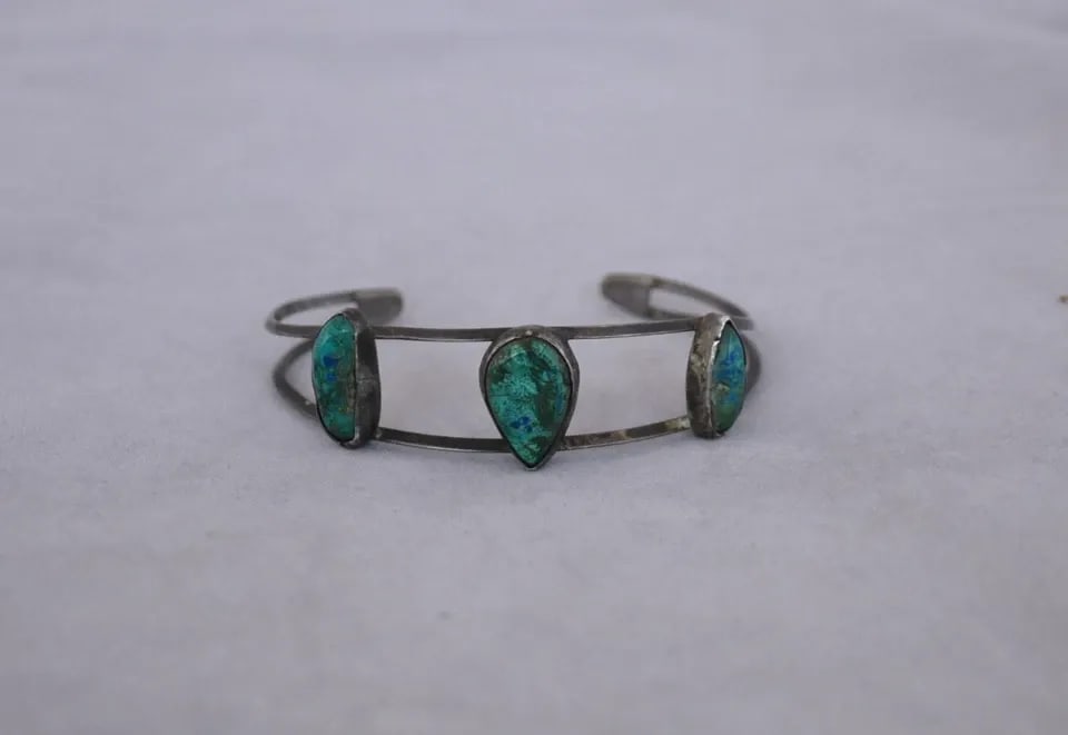 OLD PAWN NAVAJO STERLING SILVER BRACELET - 3 TURQUOISE STONES - 6 3/4": OLD PAWN NAVAJO STERLING SILVER BRACELET - 3 TURQUOISE STONES - 6 3/4" This old pawn Navajo sterling silver bracelet has been set with 3 nicely polished turquoise stones. The stones are set on 2 thin 