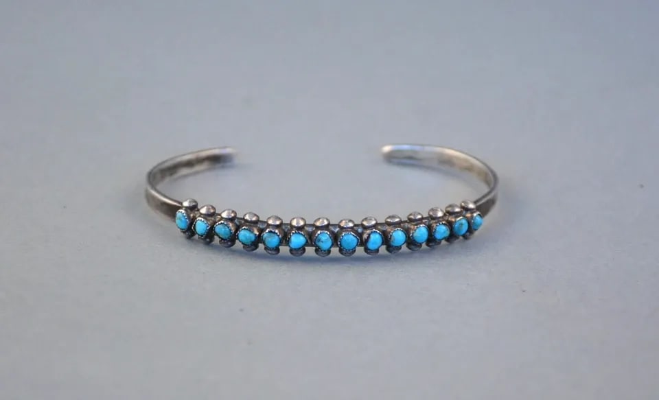 OLD PAWN ZUNI STERLING SILVER TURQUOISE ROW BRACELET - SIZE 6 1/4": OLD PAWN ZUNI STERLING SILVER TURQUOISE ROW BRACELET - SIZE 6 1/4" This vintage sterling silver Zuni turquoise row bracelet has been beautifully crafted. The bracelet weighs 9.92 grams. The size is 5 