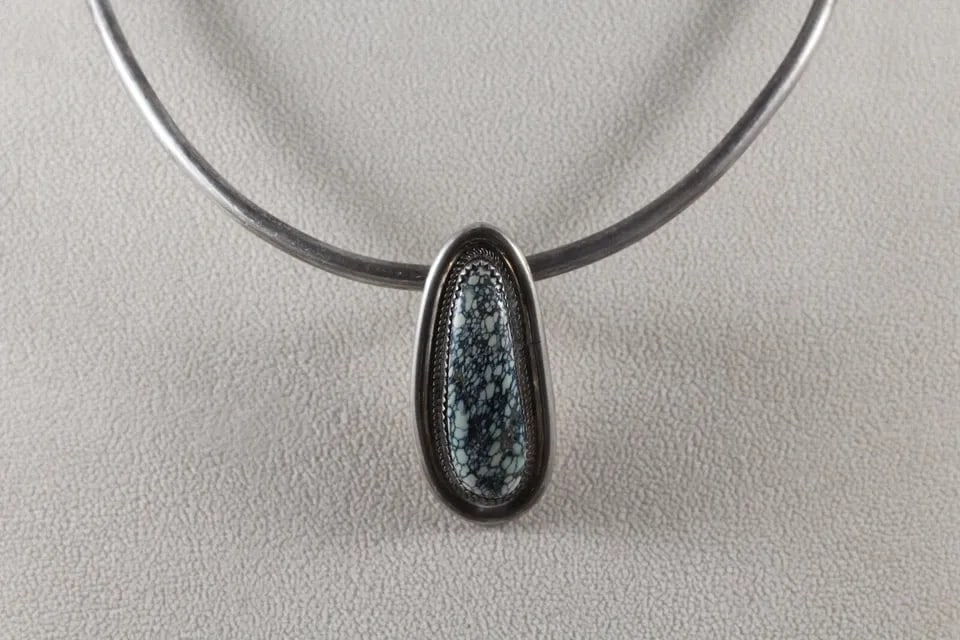 VINTAGE NAVAJO TURQUOISE AND SILVER CHOCKER NECKLACE SIGNED LNM STERLING (1 of 2)