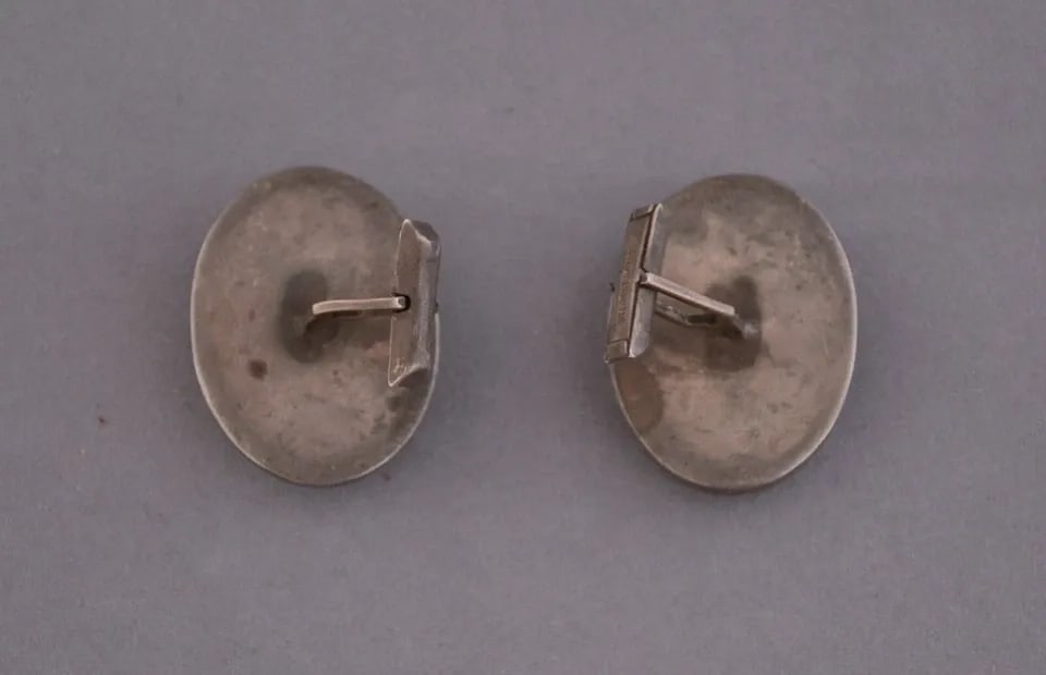 GREAT! OLD PAWN VINTAGE NAVAJO SILVER CUFFLINKS - PETRIFIED WOOD - 1 3/8" TALL: GREAT! OLD PAWN VINTAGE NAVAJO SILVER CUFFLINKS - PETRIFIED WOOD - 1 3/8" TALL Item Description: This great old pair of Navajo sterling silver cufflinks have been set with beautiful and highly polishe