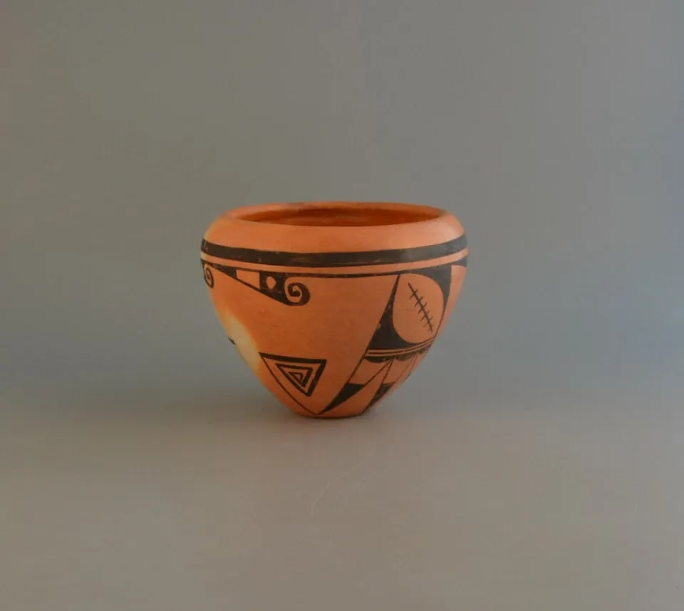 VINTAGE TRADITIONAL HOPI PUEBLO INDIAN POT - 5 1/8" ACROSS (1 of 2)