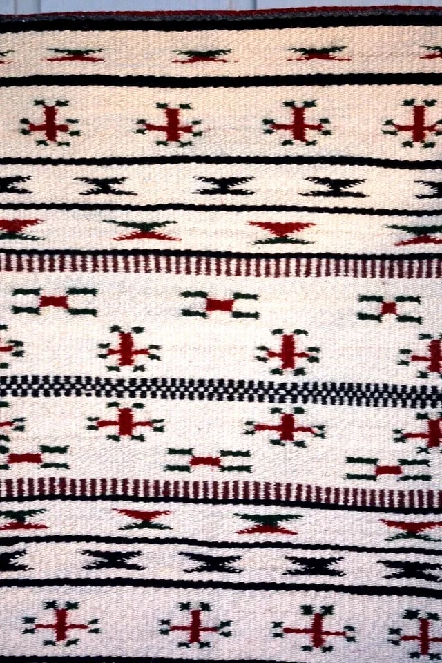 VINTAGE NAVAJO RUG - BANDED DESIGN WITH CROSSES - WHITE RED GREEN BLACK 28 X 21 (1 of 2)