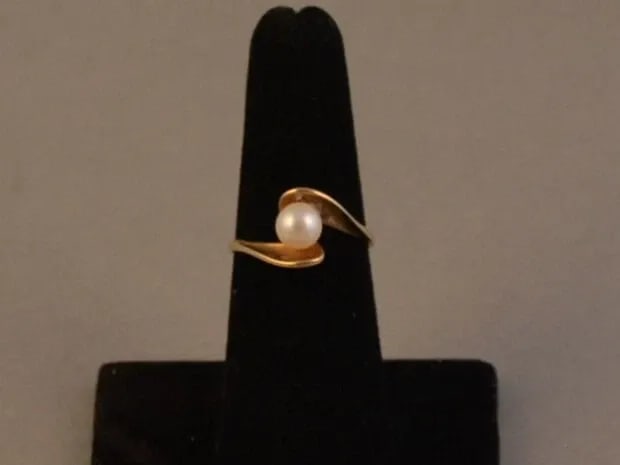 VINTAGE 10 K YELLOW GOLD RING - SINGLE PEARL - RING SIZE 7: VINTAGE 10 K YELLOW GOLD RING - SINGLE PEARL - RING SIZE 7 Item Description: This lovely pearl ring has a graceful 10K yellow gold setting that wraps around a single pearl. The ring size is 7. The rin
