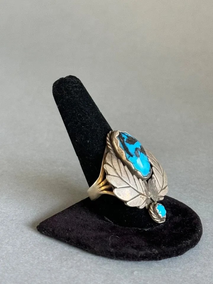 VINTAGE NAVAJO STERLING SILVER AND TURQUOISE RING. SIZE 10 1/4 MCGEES: VINTAGE NAVAJO STERLING SILVER AND TURQUOISE RING. SIZE 10 1/4 MCGEES Old Pawn Navajo Sterling Silver and Turquoise Ring. Size 10 1/4 1 1/2” Tall McGees Scottsdale