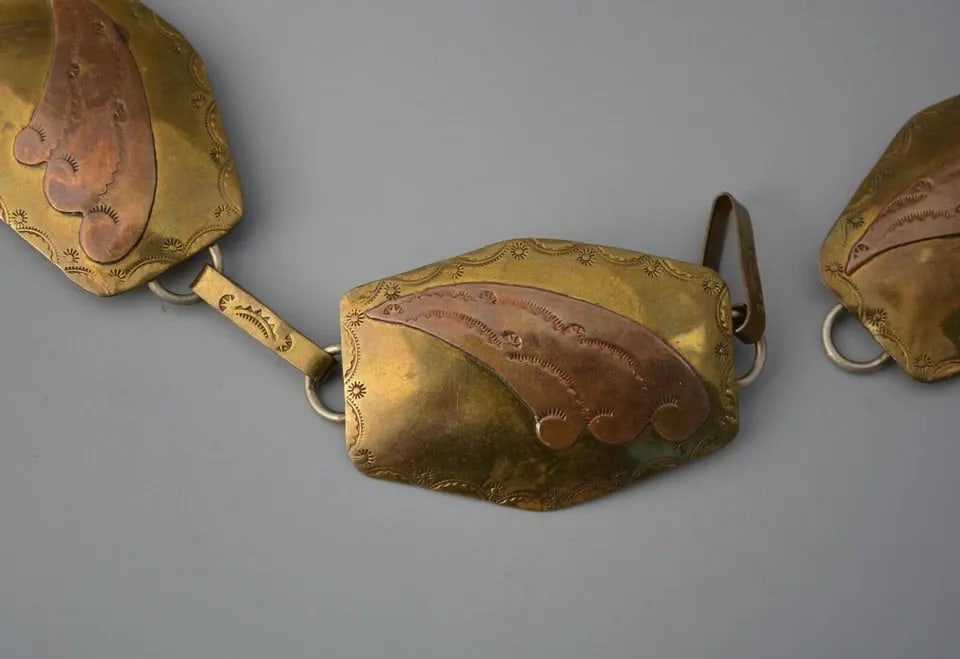VTG SANTO DOMINGO INDIAN COPPER,BRASS LINKED CONCHO BELT HANDSTAMPED BEARS 34" (1 of 2)