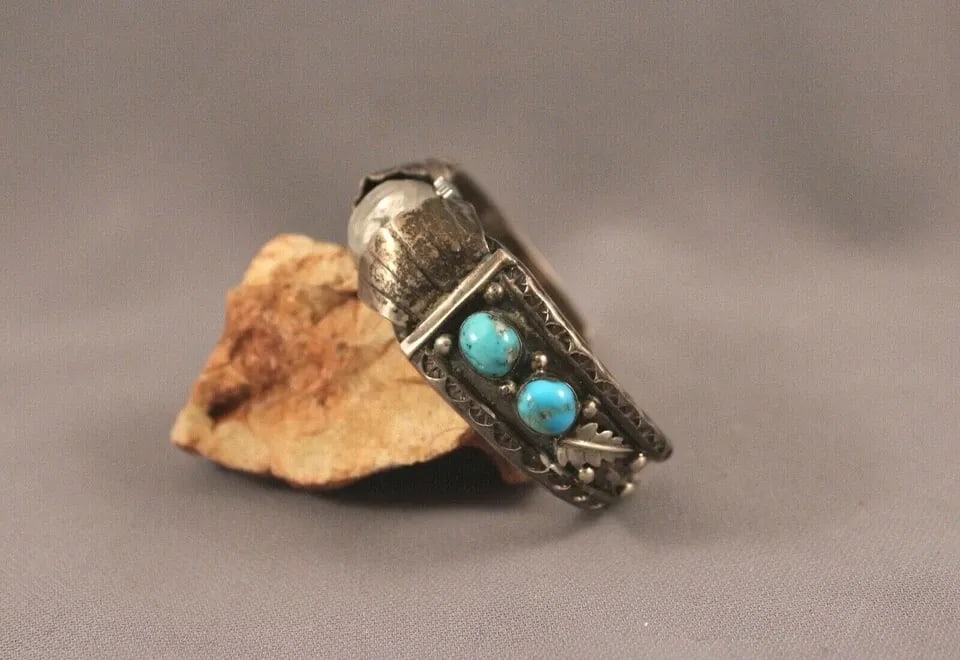 OLD PAWN VINTAGE NAVAJO INDIAN SILVER WATCHBAND CUFF - WOMENS - 6 7/8": OLD PAWN VINTAGE NAVAJO INDIAN SILVER WATCHBAND CUFF - WOMENS - 6 7/8" Item Description: The watch is not working - is easily replaced by opening the watch keepers Band is 7/8" at widest point 6 7/8" 