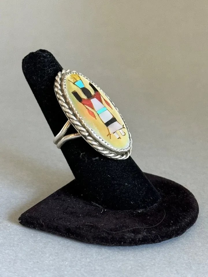 VINTAGE NAVAJO STERLING SILVER INLAID DANCER RING. R H BEGAY SIZE 6 1/2: VINTAGE NAVAJO STERLING SILVER INLAID DANCER RING. R H BEGAY SIZE 6 1/2 Vintage Navajo Sterling Silver Multi Stone, Coral and Shell Inlaid Ghan Kachina Dancer Ring. Made by Roland Hogan Begay, Signed 
