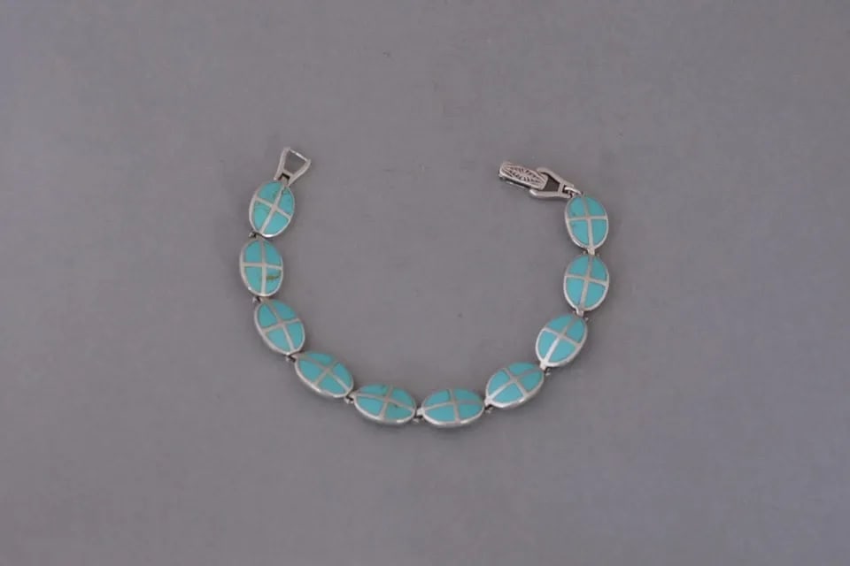 SOUTHWEST STERLING SILVER LINK BRACELET - TURQUOISE INLAY - 7 1/4" LONG: SOUTHWEST STERLING SILVER LINK BRACELET - TURQUOISE INLAY - 7 1/4" LONG Sterling Silver Link Bracelet with Turquoise Inlay Length: 7 1/4" Width: 3/8" Weight: 17 grams This sterling silver bracelet has