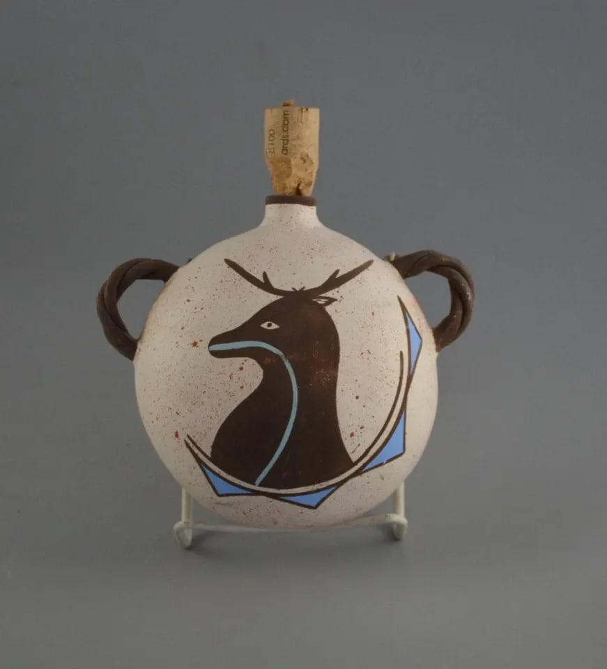 VINTAGE TRADITIONAL ZUNI CANTEEN POT - ELK - ZUNI PUEBLO INDIAN: VINTAGE TRADITIONAL ZUNI CANTEEN POT - ELK - ZUNI PUEBLO INDIAN This vintage Zuni canteen pot has been crafted in the traditional way and hand painted with a heartline elk. It measures 5 1/2" tall (wi