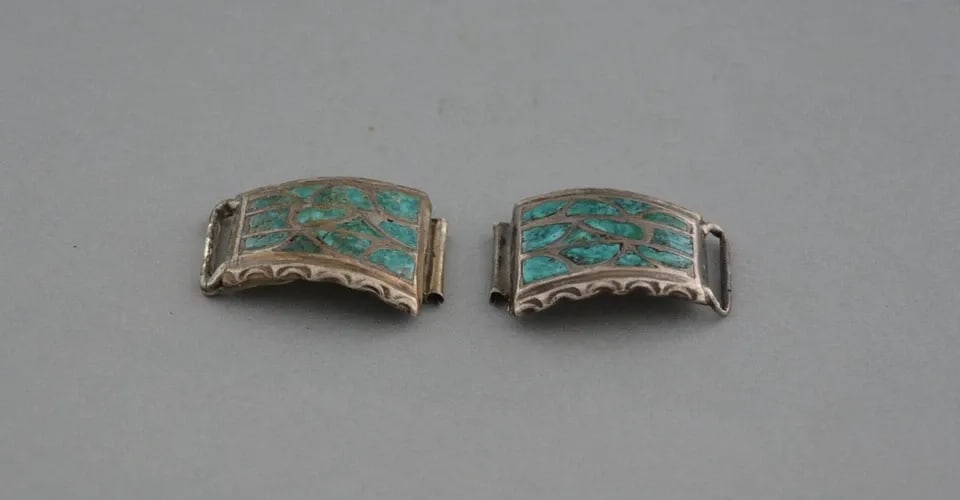 OLD PAWN NAVAJO STERLING SILVER WATCH BAND WITH TURQUOISE INLAY: OLD PAWN NAVAJO STERLING SILVER WATCH BAND WITH TURQUOISE INLAY This old pawn Navajo sterling silver watch band has attractive turquoise inlay with slightly scalloped edges. Each band is 1 1/2" on the