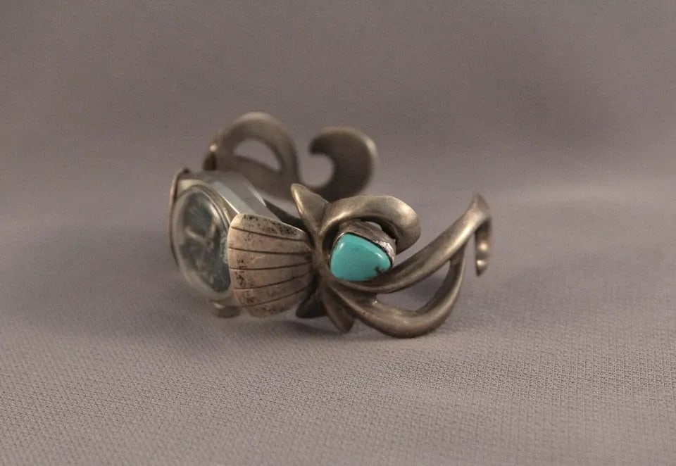 OLD PAWN NAVAJO CAST SILVER WATCH BAND WITH AUSTIN 17 JEWELS WATCH: OLD PAWN NAVAJO CAST SILVER WATCH BAND WITH AUSTIN 17 JEWELS WATCH Item Description: This vintage Navajo watch band has been nicely cast in sterling silver and set with two turquoise stones. The watch