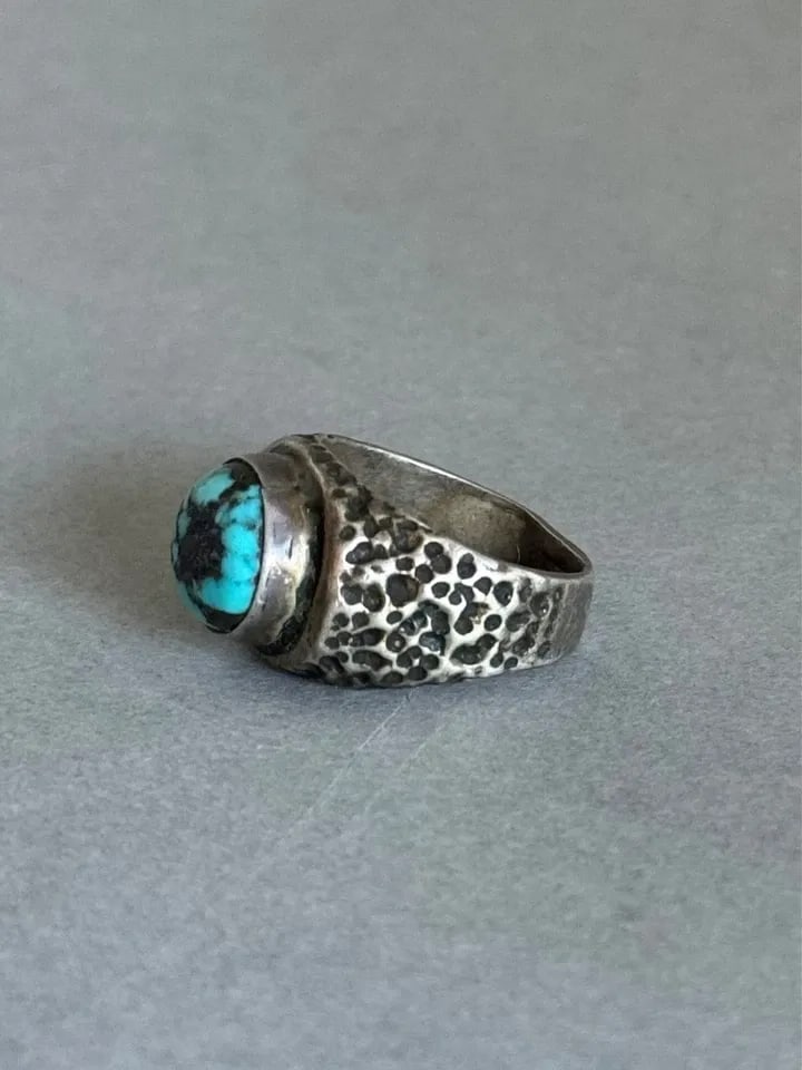 OLD PAWN NAVAJO STERLING SILVER AND TURQUOISE RING. SIZE 8 (1 of 2)