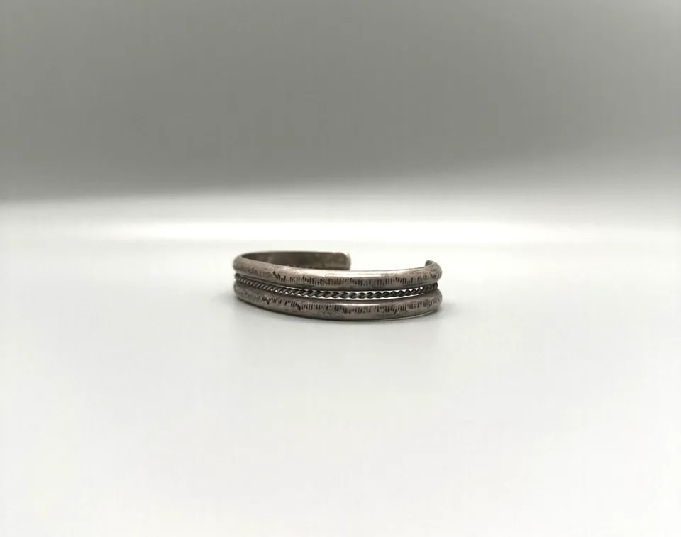 OLD PAWN NAVAJO STERLING SILVER BRACELET (1 of 2)