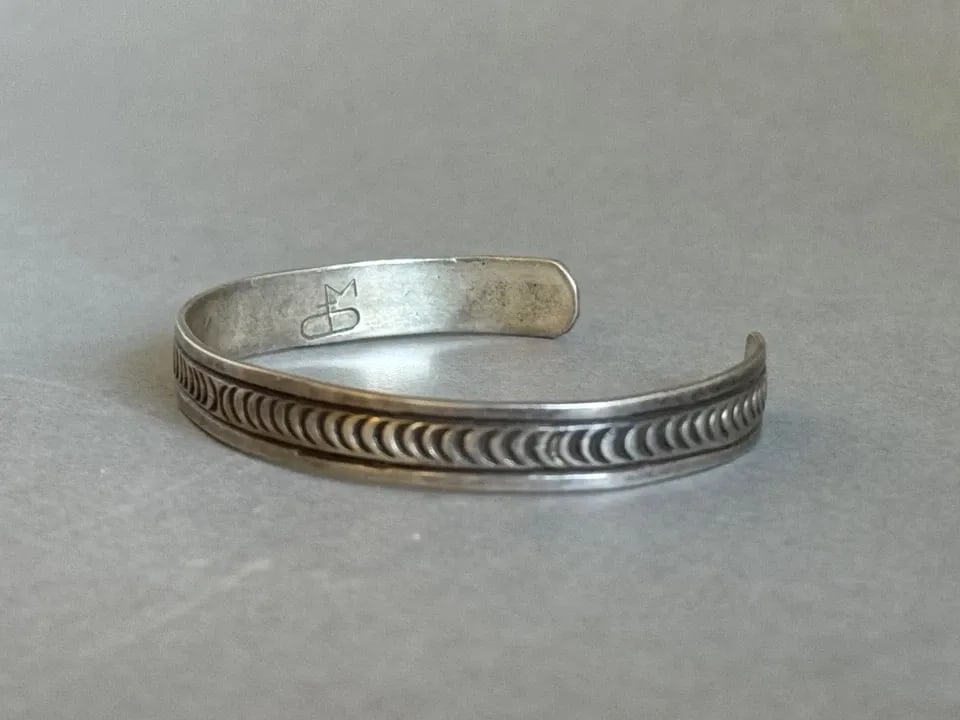 VINTAGE NAVAJO STERLING SILVER BRACELET SIGNED (1 of 2)