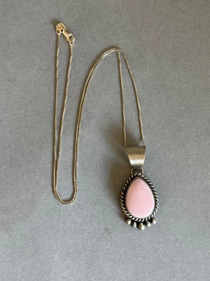 UNUSED NAVAJO STERLING SILVER AND PINK CONCH SHELL PENDANT W CHAIN M SPENCER (1 of 2)