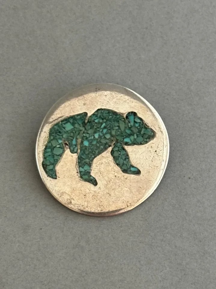 VINTAGE APACHE STERLING SILVER WITH INLAID TURQUOISE BEAR PENDANT 1 1/2 (1 of 2)