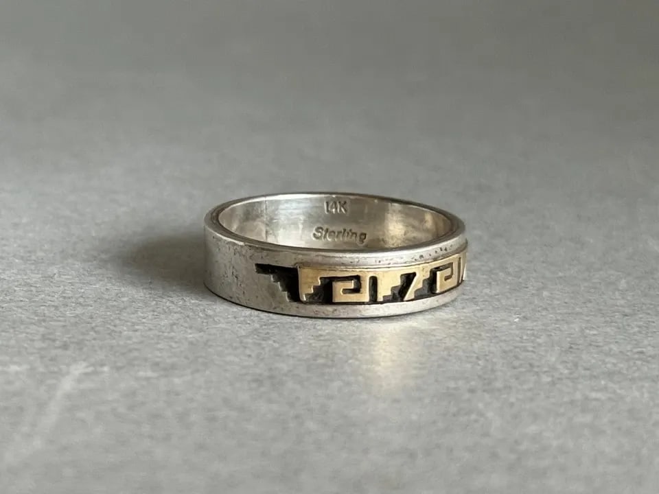 VINTAGE NAVAJO STERLING SILVER WITH SOLID 14K GOLD OVERLAY RING SIGNED SZ 11 1/2: VINTAGE NAVAJO STERLING SILVER WITH SOLID 14K GOLD OVERLAY RING SIGNED SZ 11 1/2 Vintage Navajo Sterling Silver with Solid 14K Gold Overlay Ring Signed Sz 11 1/2 .. 1/4" Wide