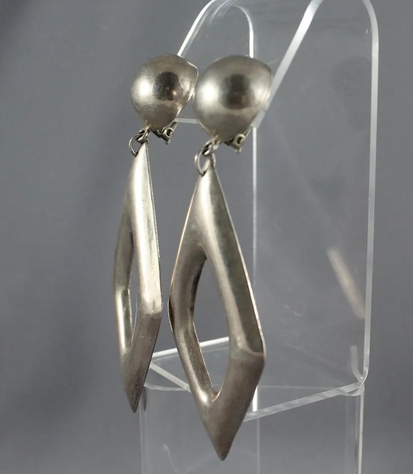 VTG MEXICO STERLING SILVER EARRINGS - DRAMATIC 3 3/4" LONG DANGLES - SIGNED JMC: VTG MEXICO STERLING SILVER EARRINGS - DRAMATIC 3 3/4" LONG DANGLES - SIGNED JMC Item Description: This pair of dramatic sterling silver earrings measure 3.75” long and 1.5" wide. They are stampe