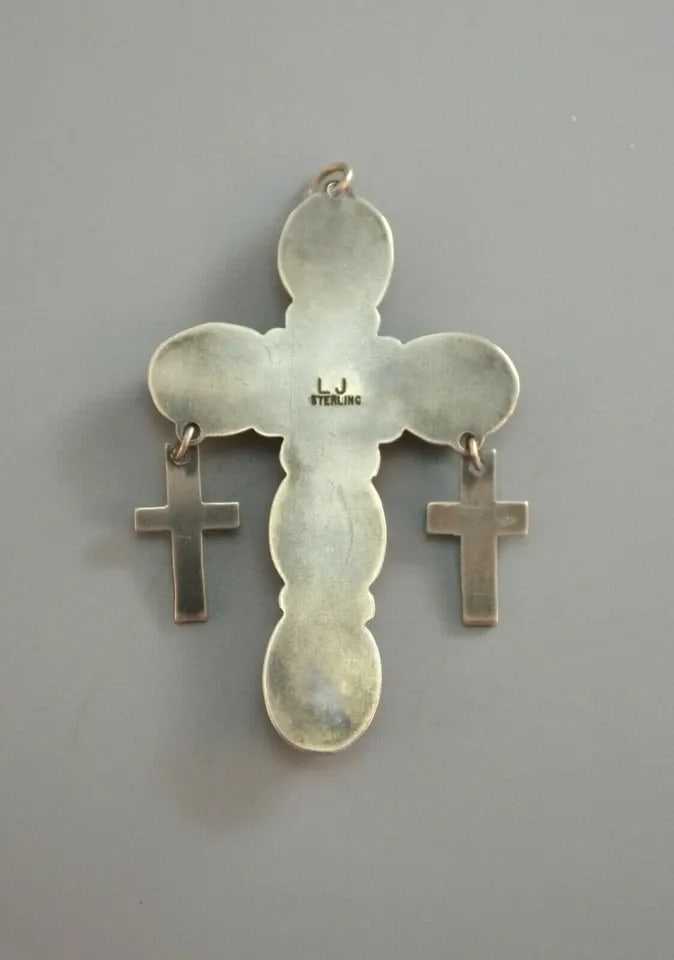 VTG NAVAJO INDIAN PENDANT - SILVER CROSS 6 LAPIS LAZULI STONES - LESTER JACKSON: VTG NAVAJO INDIAN PENDANT - SILVER CROSS 6 LAPIS LAZULI STONES - LESTER JACKSON Item Description: This vintage Sterling Silver Navajo cross pendant has been set with 6 deep blue lapis lazuli stones. I