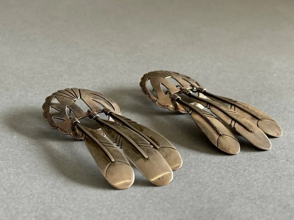 VINTAGE NAVAJO STERLING SILVER EARRINGS WITH FEATHERS. 3?? X 1 (1 of 2)