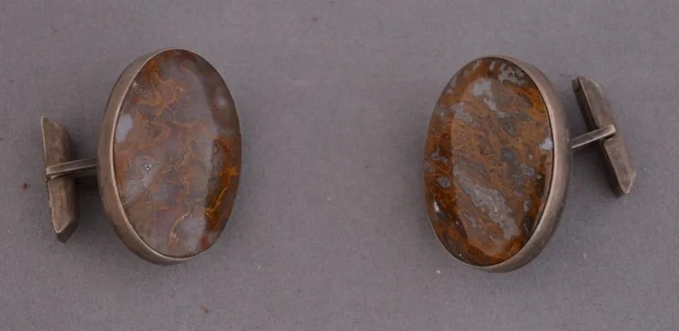OLD PAW PAIR OF NAVAJO STERLING SILVER CUFFLINKS - PETRIFIED WOOD STONES - 1 1/8: OLD PAW PAIR OF NAVAJO STERLING SILVER CUFFLINKS - PETRIFIED WOOD STONES - 1 1/8 Item Description: This great old pair of Vintage Navajo sterling silver cufflinks have been set with beautiful and high