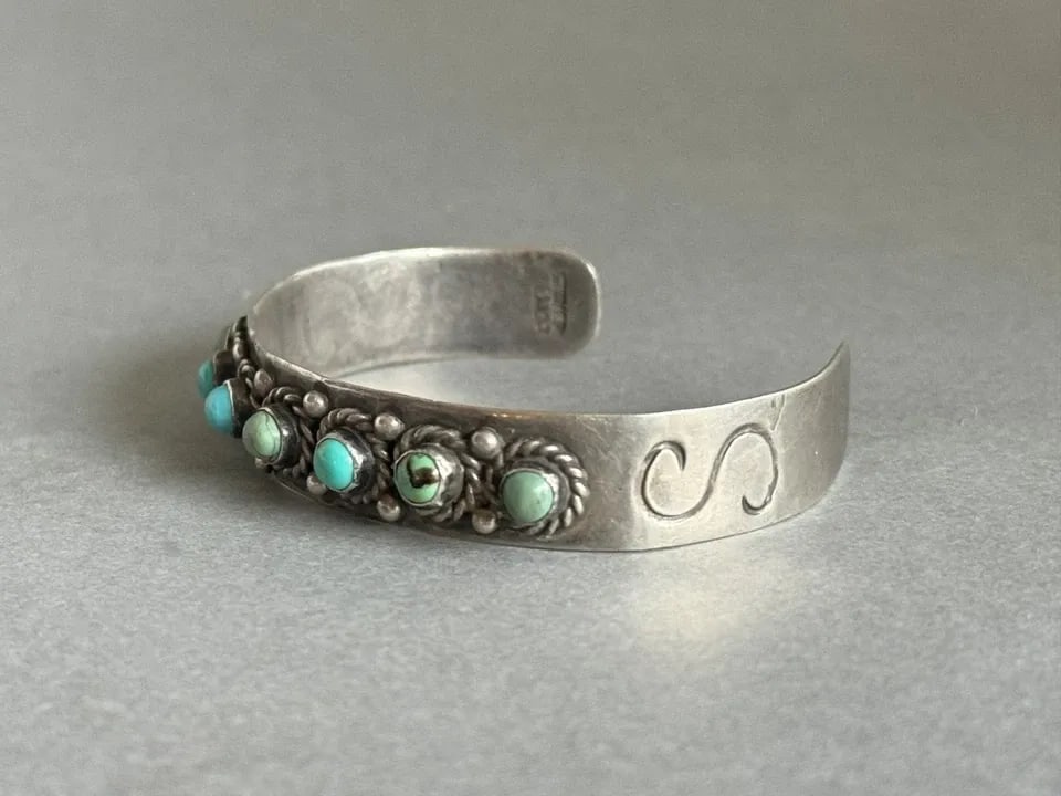 VINTAGE MEXICAN STERLING SILVER AND TURQUOISE BRACELET.: VINTAGE MEXICAN STERLING SILVER AND TURQUOISE BRACELET. Sterling Silver and Turquoise Bracelet .Mexico 1/2 Wide ...5" Inside with a 1 1/2" Opening
