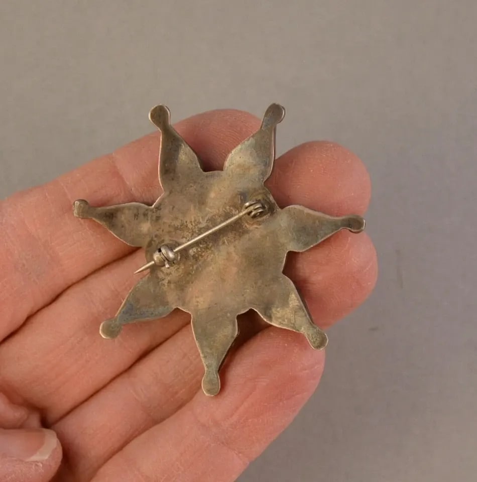 VINTAGE ZUNI STERLING SILVER STAR PIN - TURQUOISE, ONYX, SHELL INLAY - 2": VINTAGE ZUNI STERLING SILVER STAR PIN - TURQUOISE, ONYX, SHELL INLAY - 2" Item Description: This is a great old Zuni pin! It measures 2" across and weighs 12 grams. It's in great vintage condition.