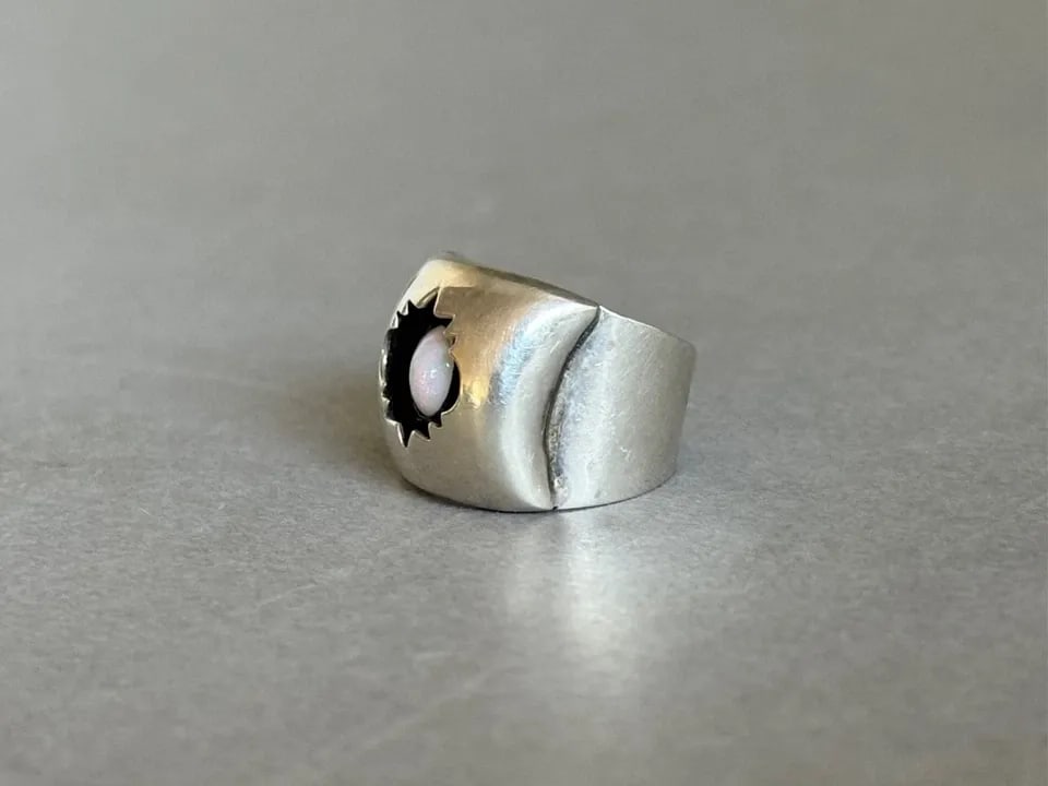 VINTAGE NAVAJO STERLING SILVER WITH OPAL IN SHADOWBOX RING SIZE 4 1/4 (1 of 2)