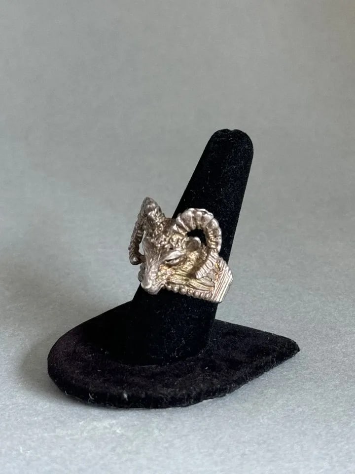 VINTAGE LARGE NAVAJO STERLING SILVER RAM RING. SIZE 9 (1 of 2)