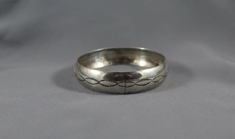 VINTAGE NAVAHO STERLING SILVER BRACELET SIGNED WITH BROKEN ARROW: VINTAGE NAVAHO STERLING SILVER BRACELET SIGNED WITH BROKEN ARROW Item Description: 5/16 Wide ..7 3/4 Inside and a 2 1/2 Opening 1 oz. Hand Stamped ..