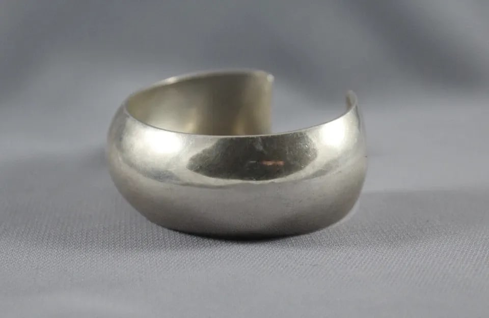 VINTAGE NAVAJO SILVER BRACELET SIGNED C/J: VINTAGE NAVAJO SILVER BRACELET SIGNED C/J Item Description: 1" Wide ..5 1/8 Inside with a 1 1/4 Opening ..