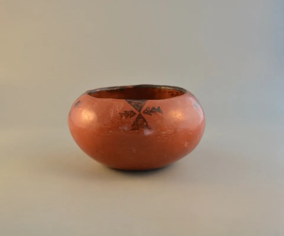 OLD VINTAGE MARICOPA INDIAN PAINTED BOWL POT - 1940S: OLD VINTAGE MARICOPA INDIAN PAINTED BOWL POT - 1940S Item Description: This vintage Maricopa Indian pot has a nice symmetrical bowl shape with attractive handpainted designs around the rim. It measure